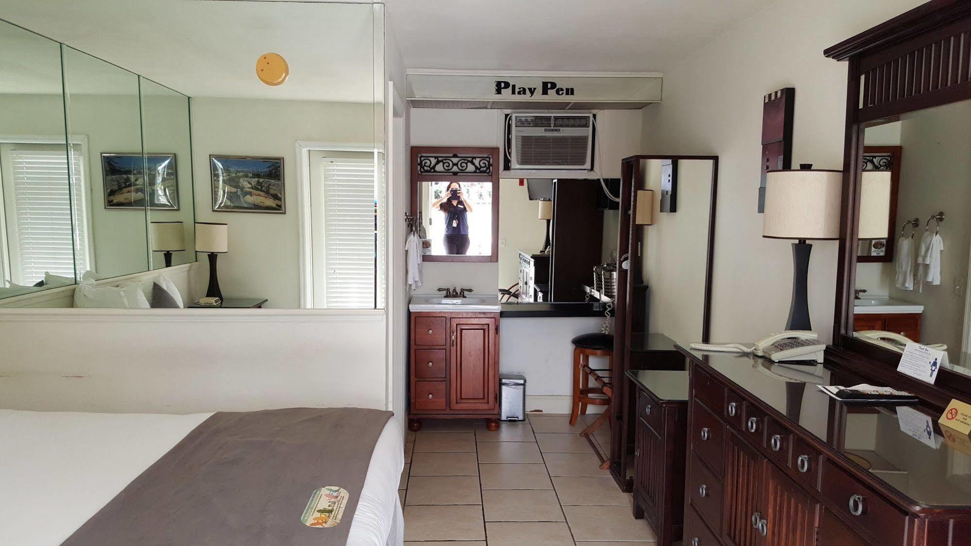 Paradise Lakes Resort, Clothing Optional Resort - Adult Only Land O' Lakes Exterior photo